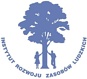 na białym tle niebieskie drzewo o które z obu stron opartych jest ręką dwoje ludzi poniżej napis Instytut Rozwoju Zasobów Ludzkich ułożony w półkole